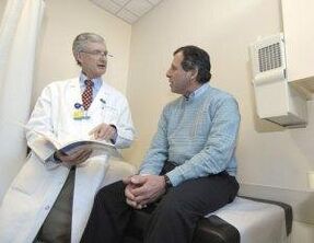 Un homme atteint de prostatite lors de la consultation d'un urologue